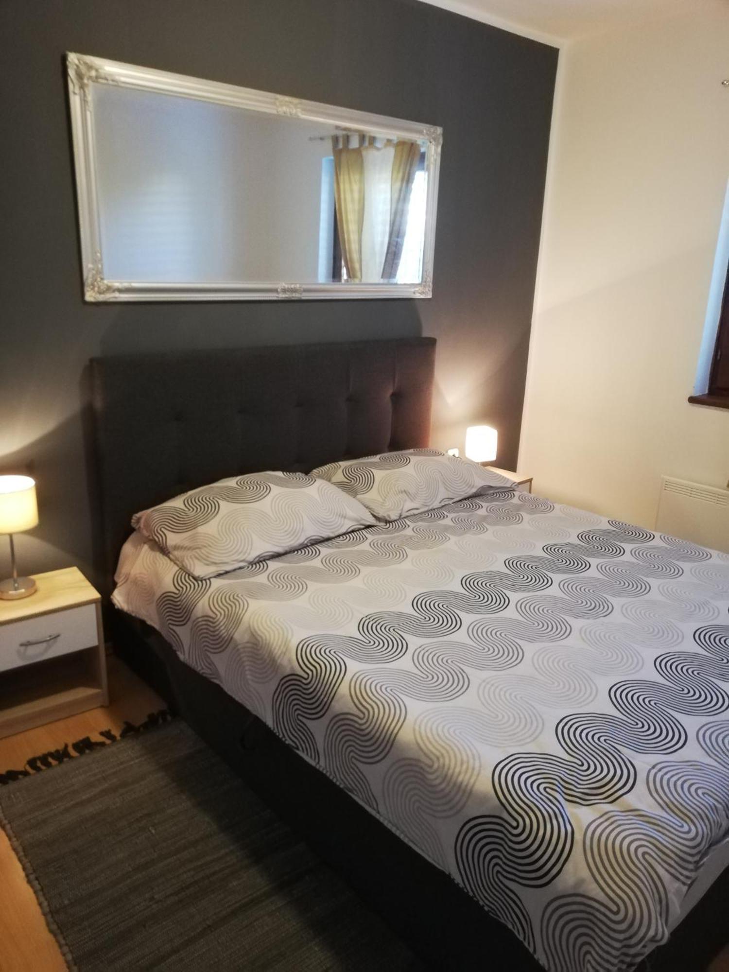 Apartments Poretti For 2,In Center Parking Free In The Yard,6 Min Beach Walk Rovinj Ngoại thất bức ảnh