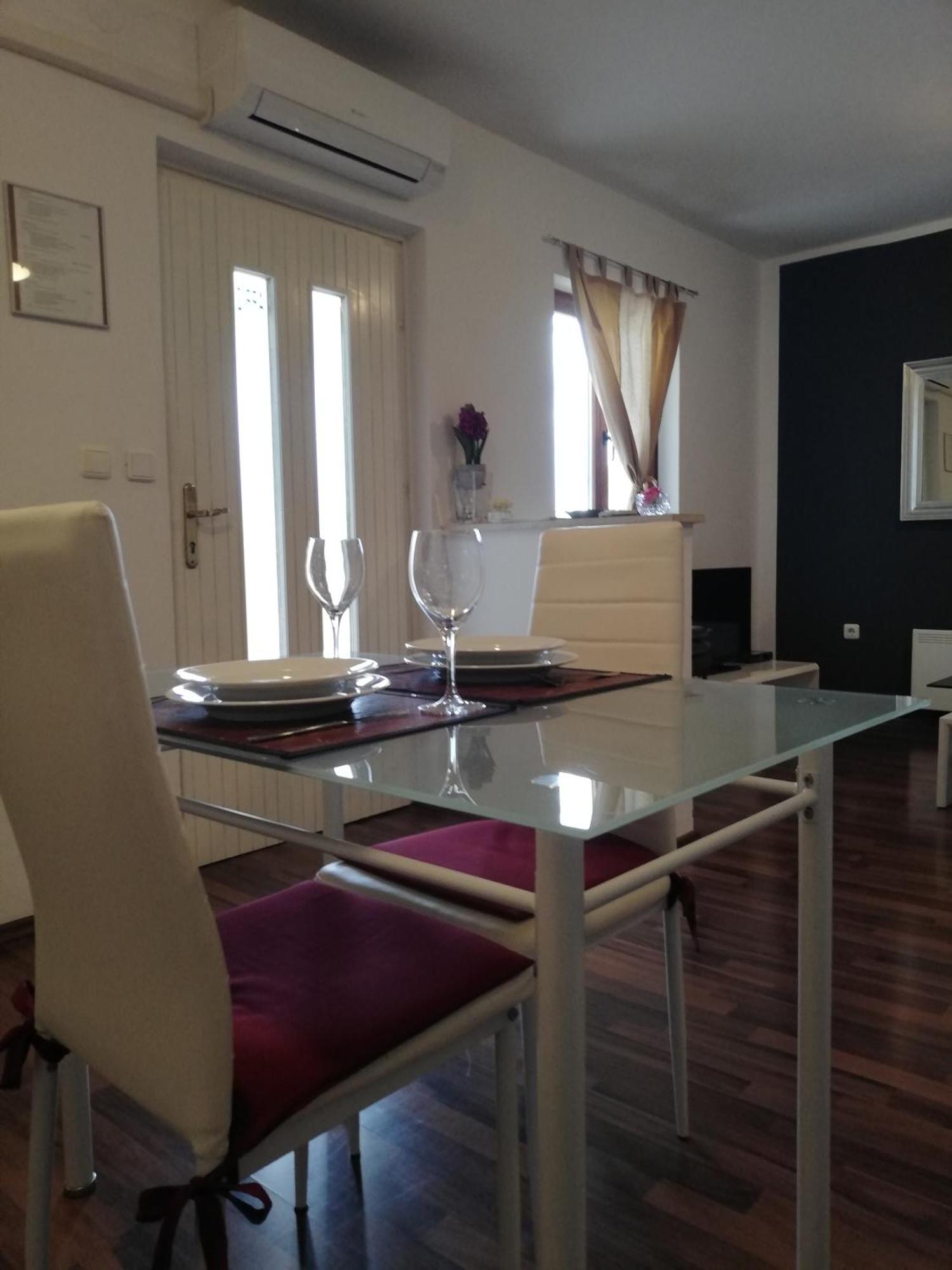 Apartments Poretti For 2,In Center Parking Free In The Yard,6 Min Beach Walk Rovinj Ngoại thất bức ảnh