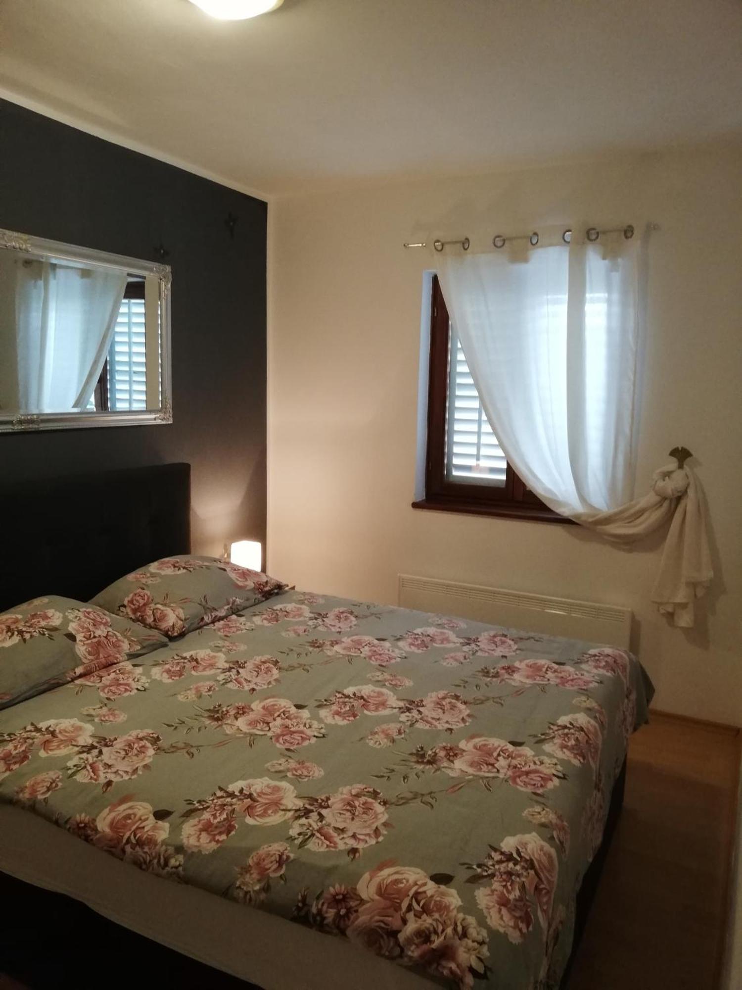 Apartments Poretti For 2,In Center Parking Free In The Yard,6 Min Beach Walk Rovinj Ngoại thất bức ảnh