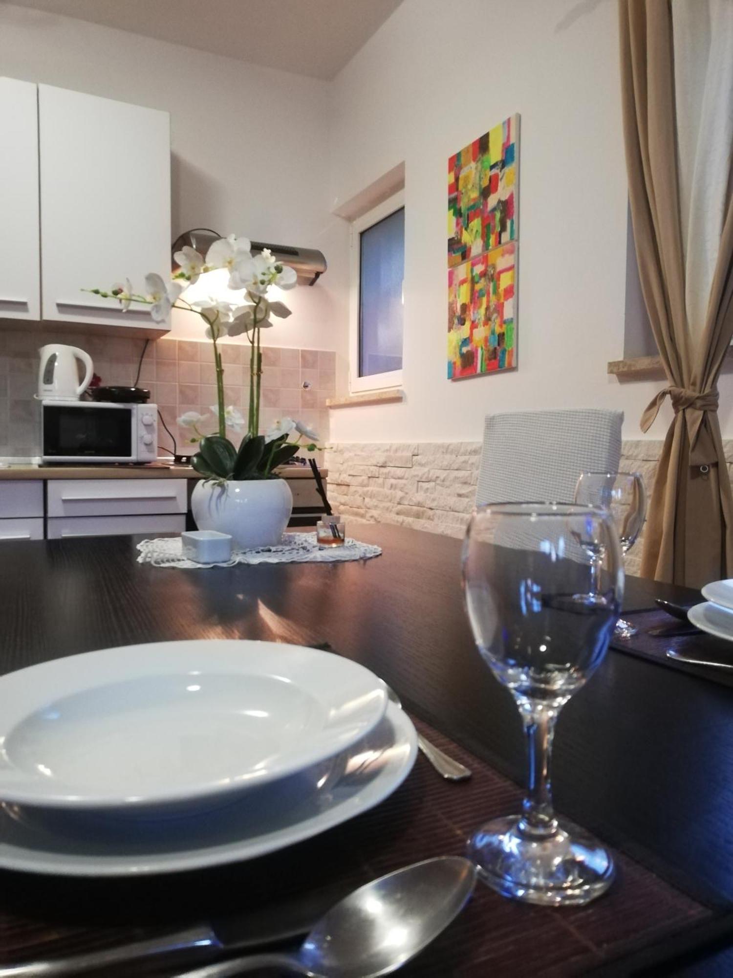 Apartments Poretti For 2,In Center Parking Free In The Yard,6 Min Beach Walk Rovinj Ngoại thất bức ảnh